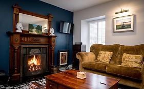 City Of Derry Farmhouse Country Retreat